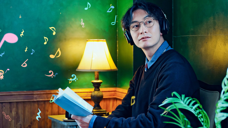 Как настроить лучшее качество звука в Spotify Человек в наушниках слушает музыку