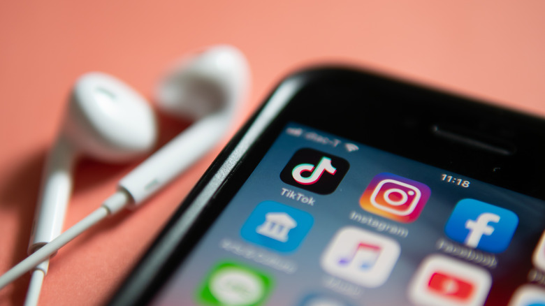Как улучшить качество звука на iPhone: настройки и полезные советы Проводные наушники Apple рядом с iPhone