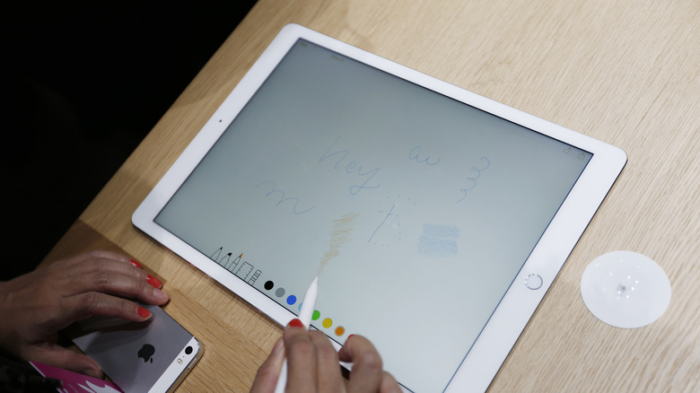 Как понять, что пришло время заменить наконечник Apple Pencil Человек рисует на iPad с помощью Apple Pencil