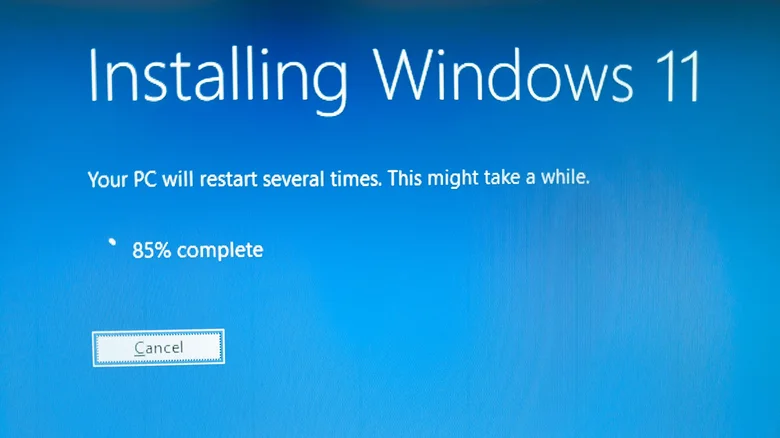 The "installing Windows 11" screen, noting that the PC will reboot several times.