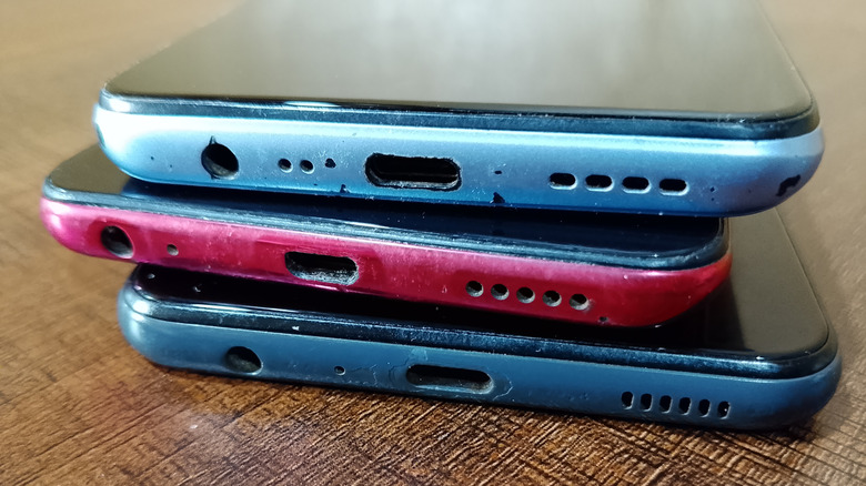 A pile of old Android smartphones.