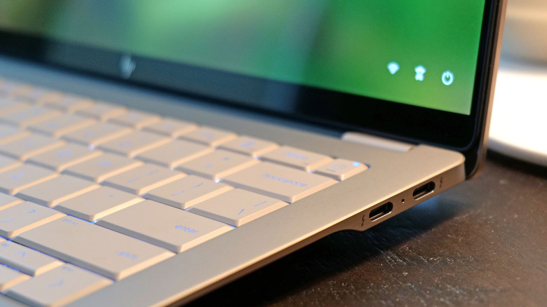 The right side of the HP OmniBook Ultra 14 features two USB-C ports with support for Thunderbolt 4.