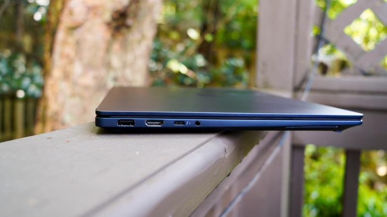 The HP Omnibook X's side ports.