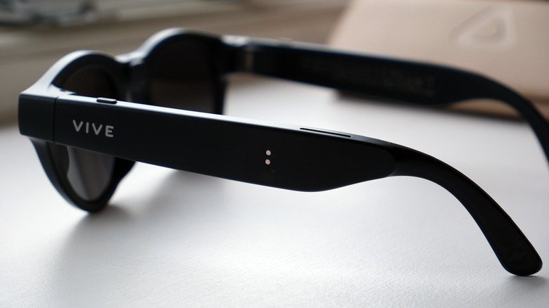 HTC Vive Eagle charging pins.
