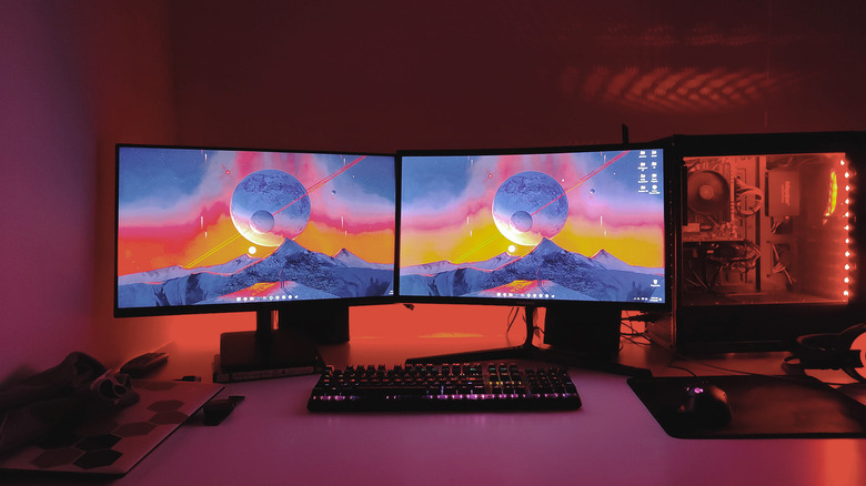 A dual display workspace