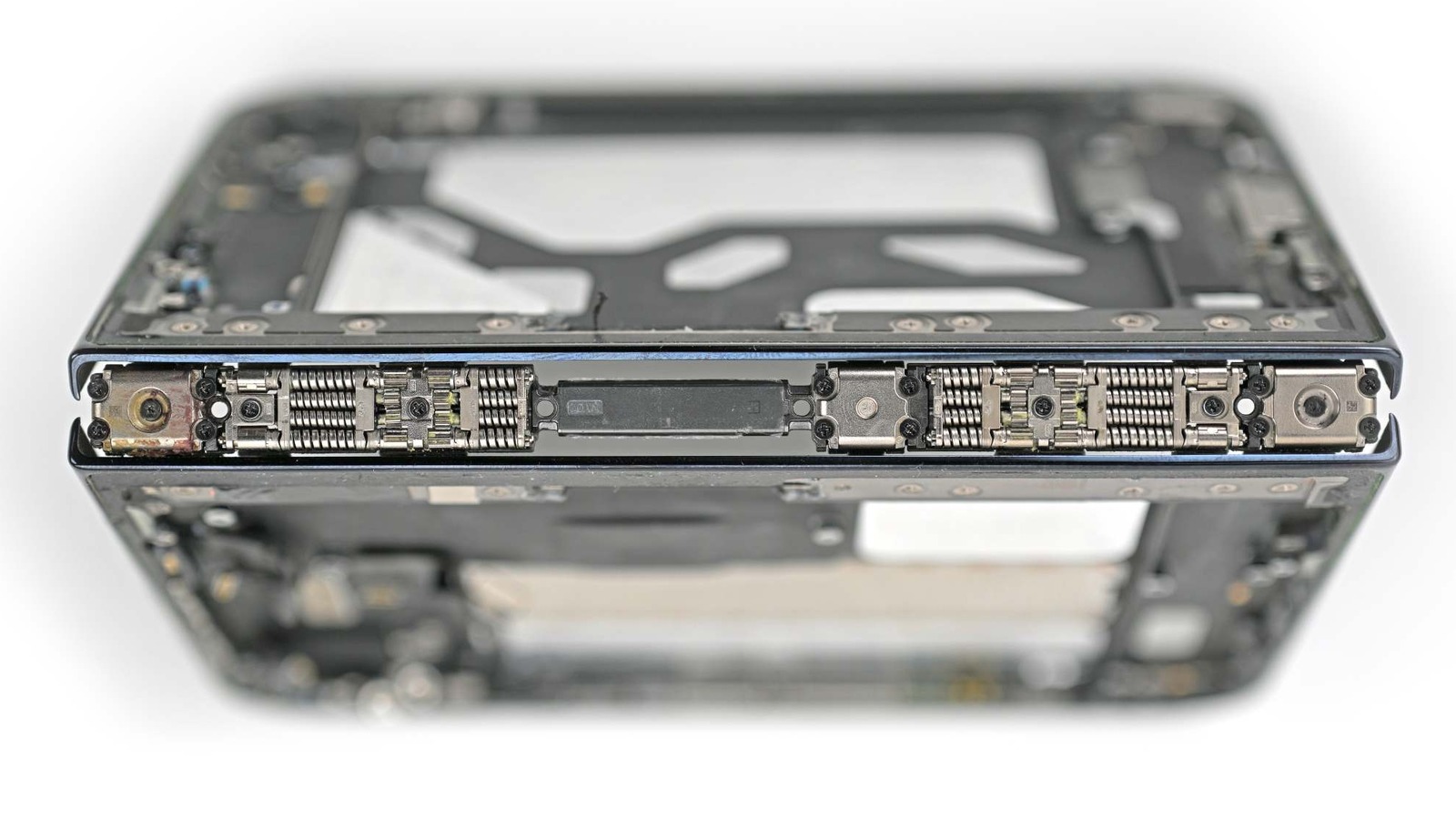 https://www.engadget.com/img/gallery/ifixits-teardown-of-the-iphone-duo-shows-potential-causes-for-cracked-screens/l-intro-1793006964.jpg