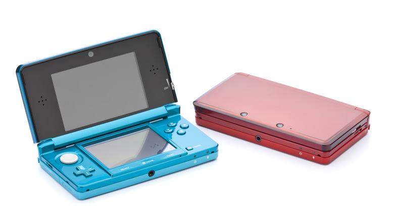 An open blue 3DS and a closed red 3DS.