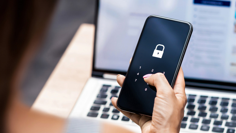 Phone screen shows PIN unlock interface