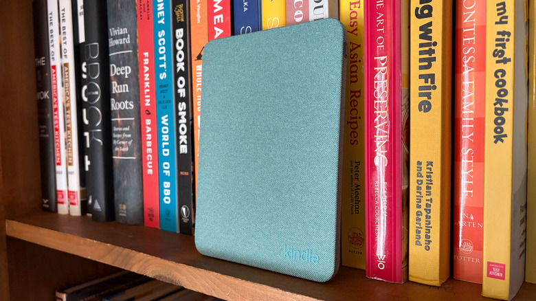 Amazon Kindle Paperwhite Signature Edition (2026) with a standard cover.
