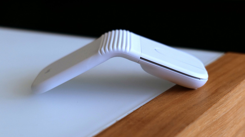 Side vide of the Logitech Mobi Fold travel mouse.
