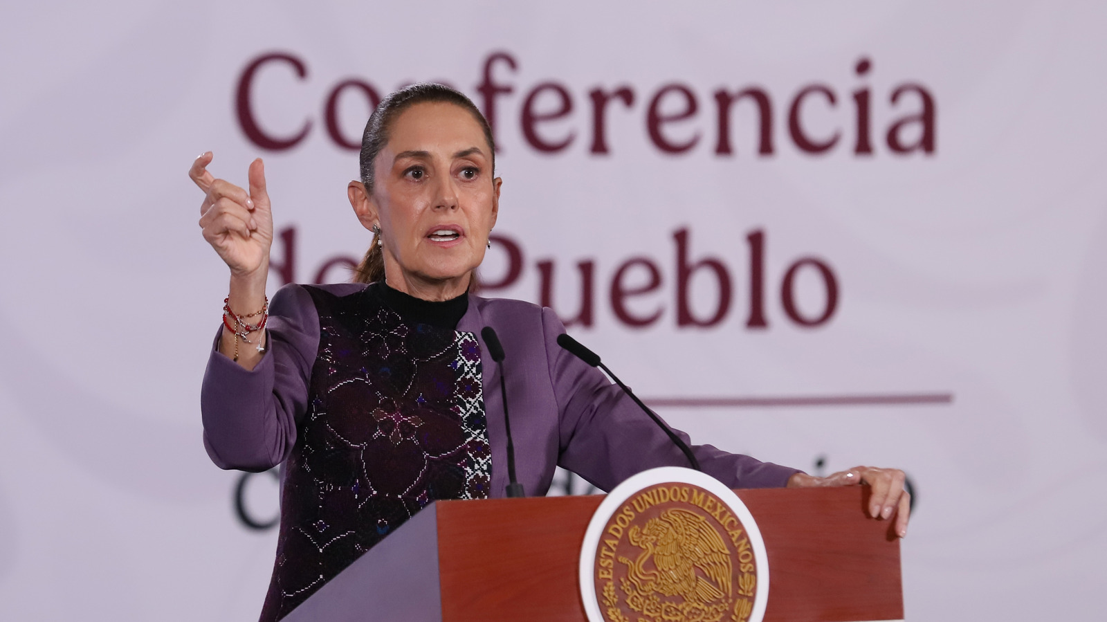 https://www.engadget.com/img/gallery/mexicos-president-signs-decree-ordering-tech-platforms-to-protect-minors-from-adult-content/l-intro-1792064073.jpg