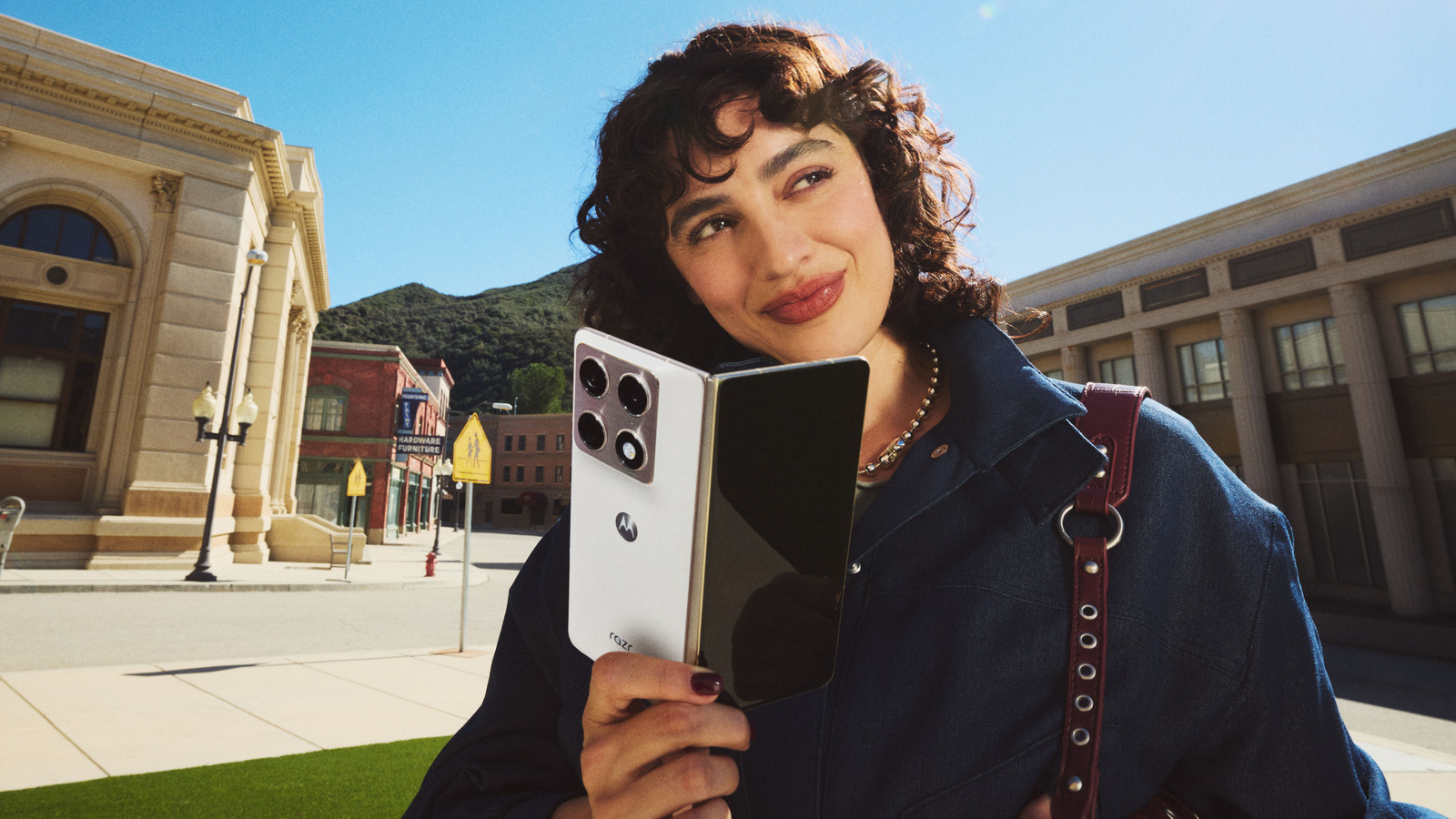 Motorola's latest family of Razrs includes its first book-style foldable - Engadget