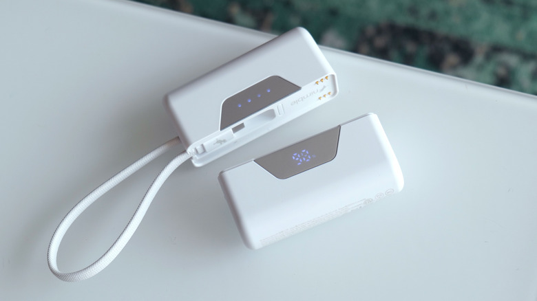 Small pogo pins allow the SharePower to equalize juice across both of its cells.