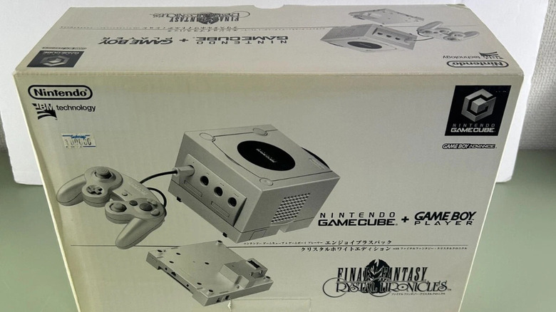 A Crystal White Final Fantasy Crystal Chronicles﻿ GameCube bundle box.