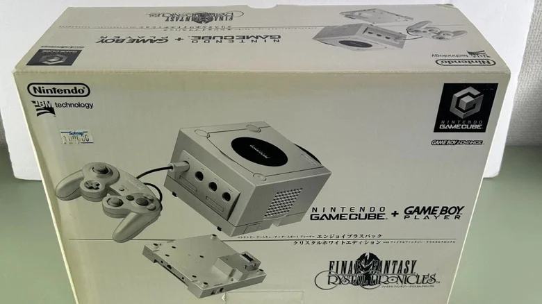 A Crystal White Final Fantasy Crystal Chronicles﻿ GameCube bundle box.
