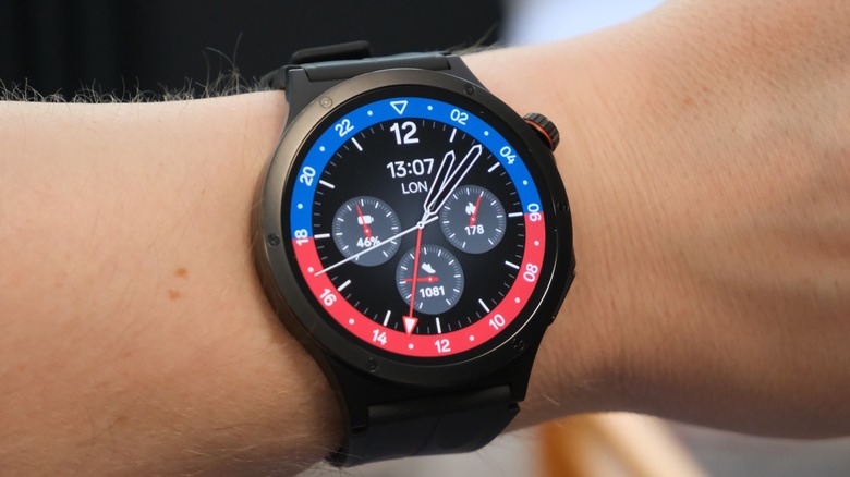 Oppo Watch X3 on a wrist.