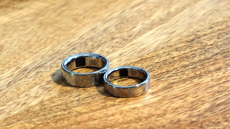 Oura Ring 5 (right) next to an Oura Ring 4 (left)