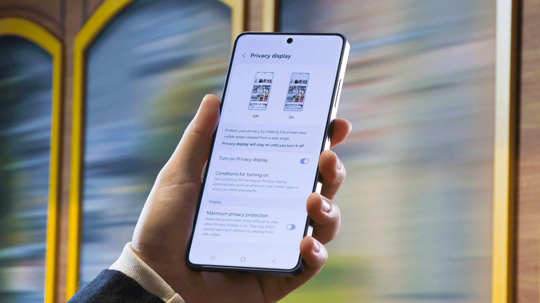 Hand holding Samsung Galaxy S26 Ultra with Privacy Display settings shown onscreen