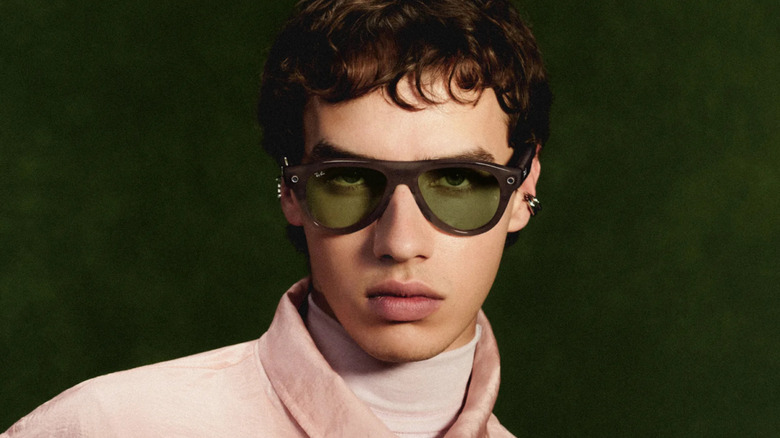 Сравнение Ray-Ban Meta Gen 3 и Gen 2: ключевые отличия новых умных очков Человек в очках Ray-Ban Meta Gen 3 модели Aviator