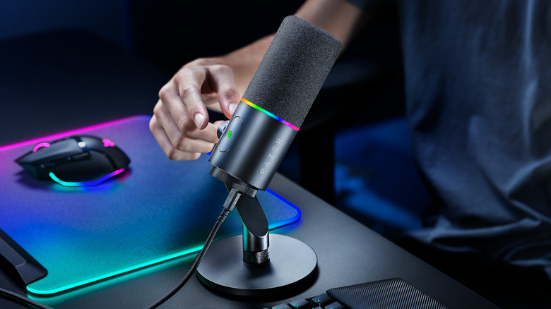 Razer Seiren V3 Microphone on desk