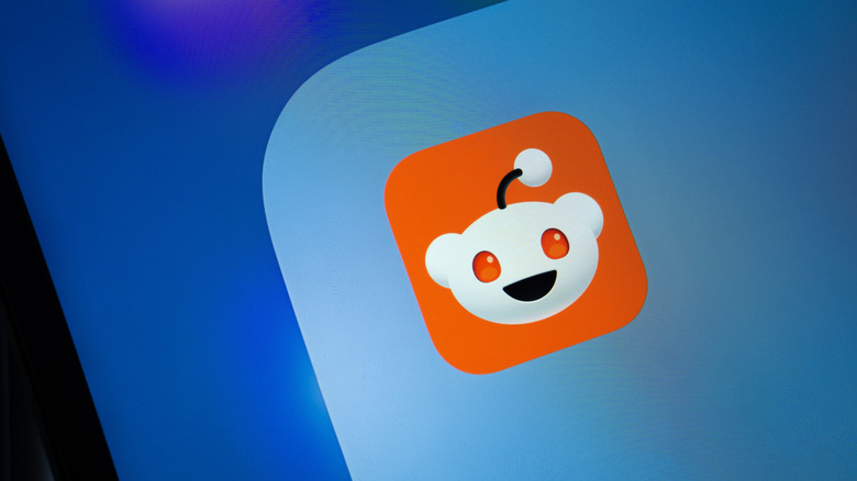 The Reddit app icon.