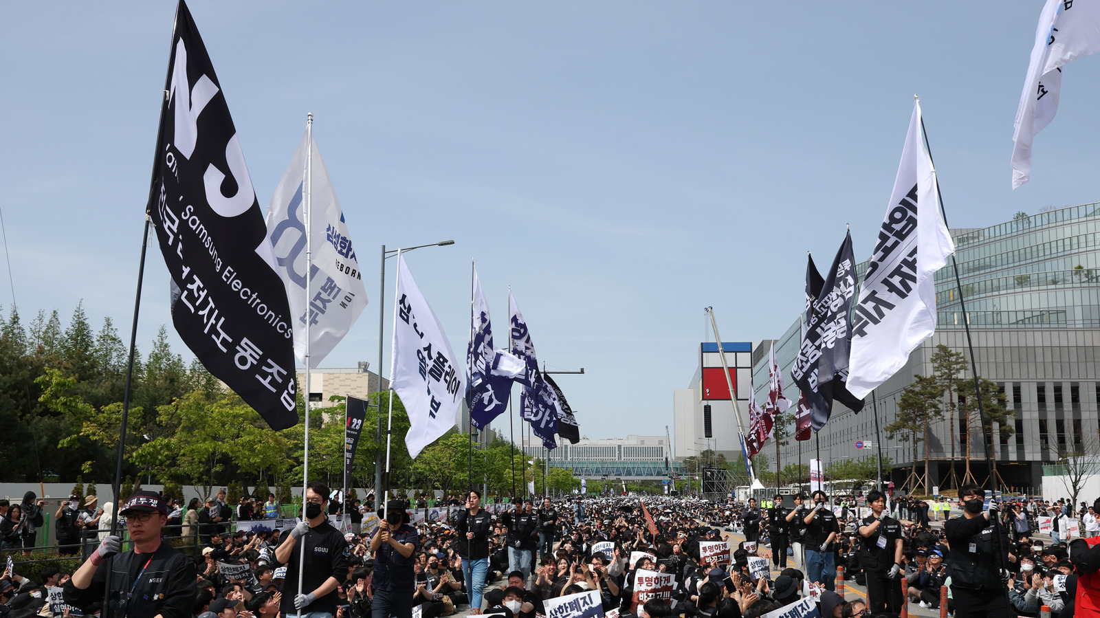 https://www.engadget.com/img/gallery/samsung-union-suspends-strike-after-reaching-tentative-deal-on-bonuses/l-intro-1779341085.jpg