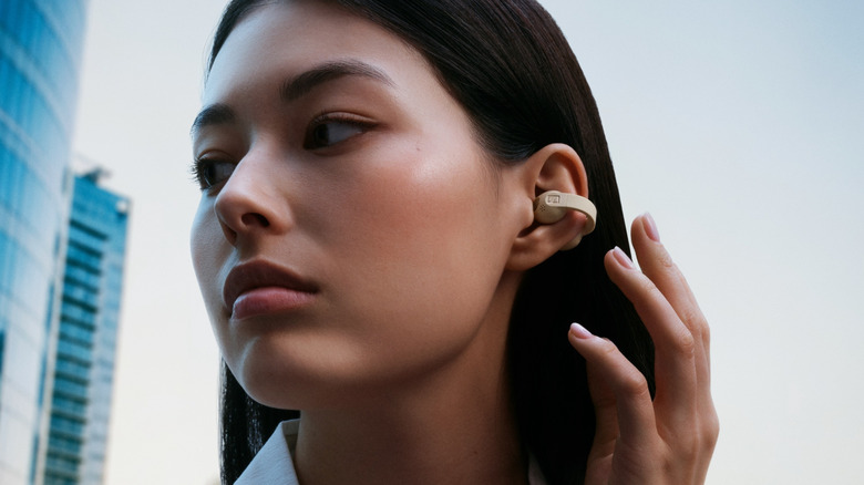 Sennheiser Accentum Clip earbuds.