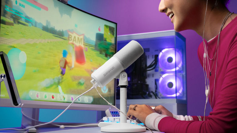 Someone talking into a white MV6 Gen 2 on a desk.
