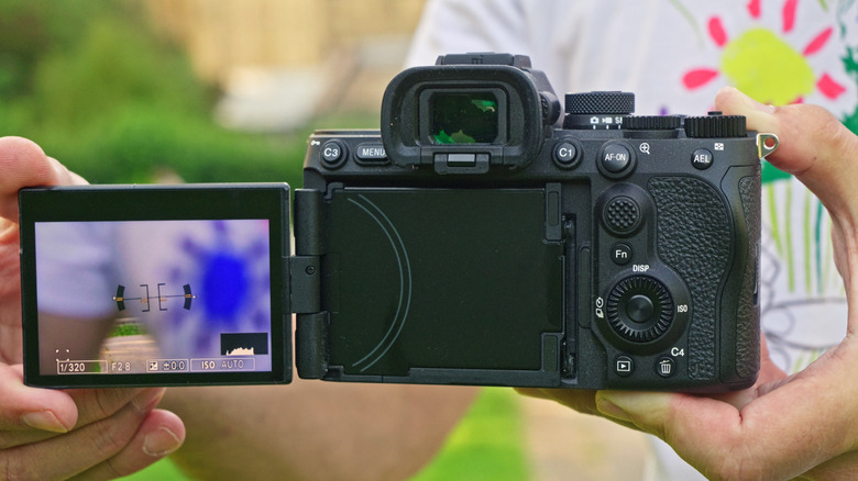 画面を回転させて背面から見た Sony A7R VI ミラーレス カメラ