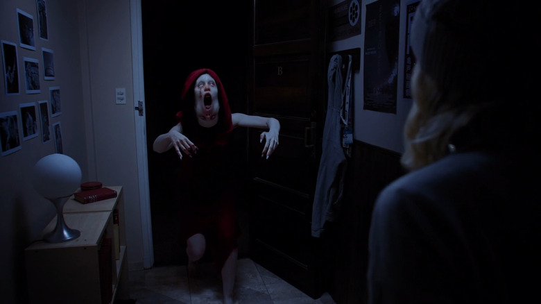 A dual-headed ghosts attacks Julia successful a cutscene from Tenebris Somnia.