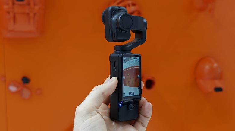 Hohem's EyePic gimbal camera, shown with camera attached and detached.