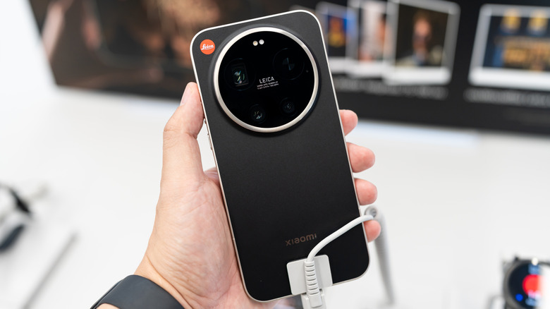Man holding the Xiaomi 17 Ultra.