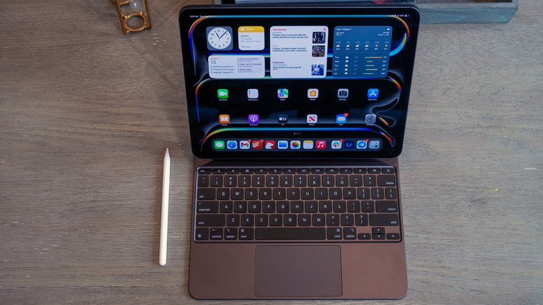 An iPad Pro (M4), with Magic Keyboard and Apple Pencil, on a desk