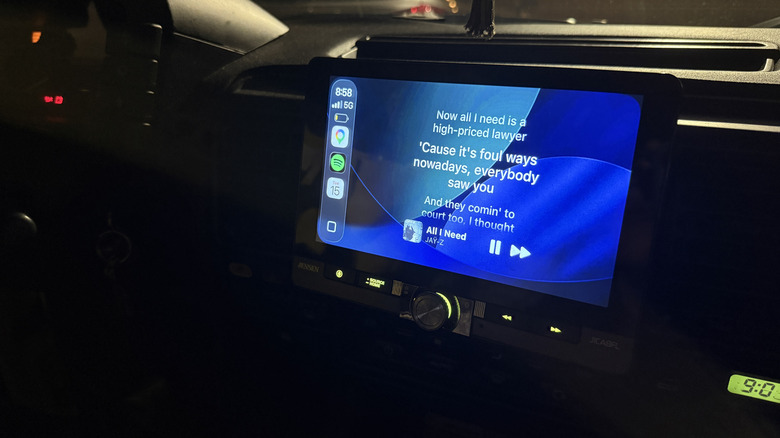 Приложение Dynamic Lyrics позволяет отображать текст песен в Apple CarPlay Виджет Dynamic Lyrics на дисплее автомобиля