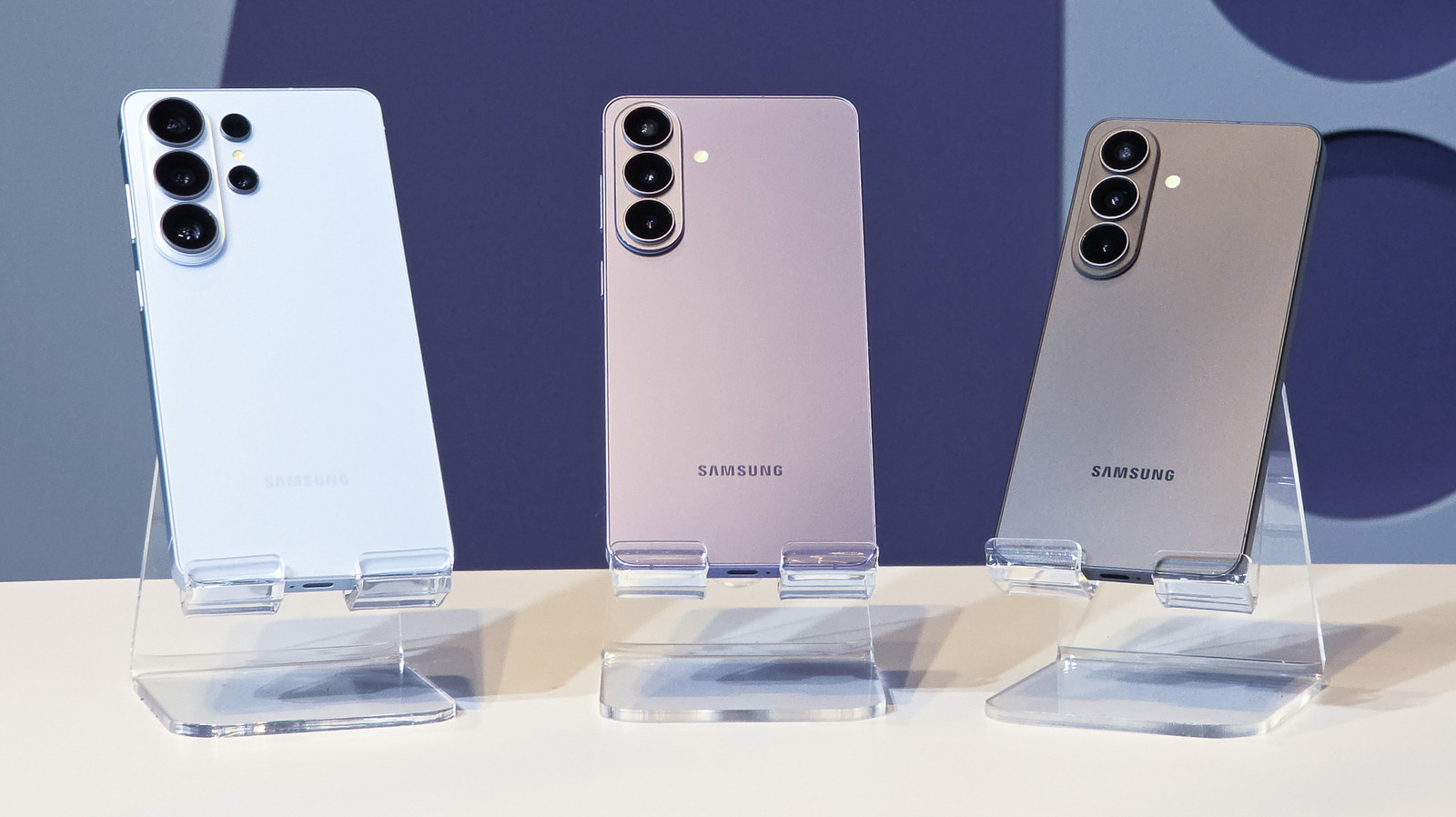 What that small flashing dot on your Samsung phone is trying to tell you