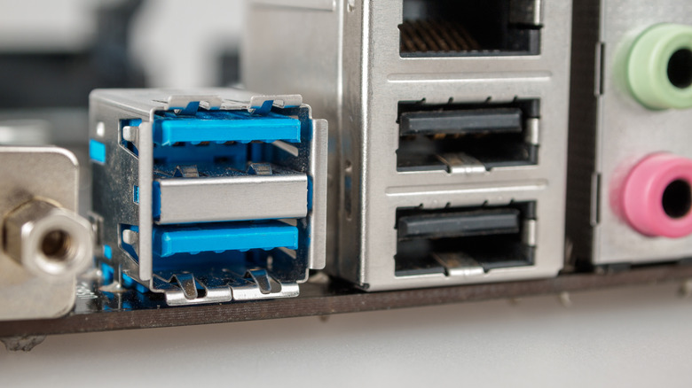 USB 3.0 ports (left) next to USB 2.0 ports (right) on a motherboard