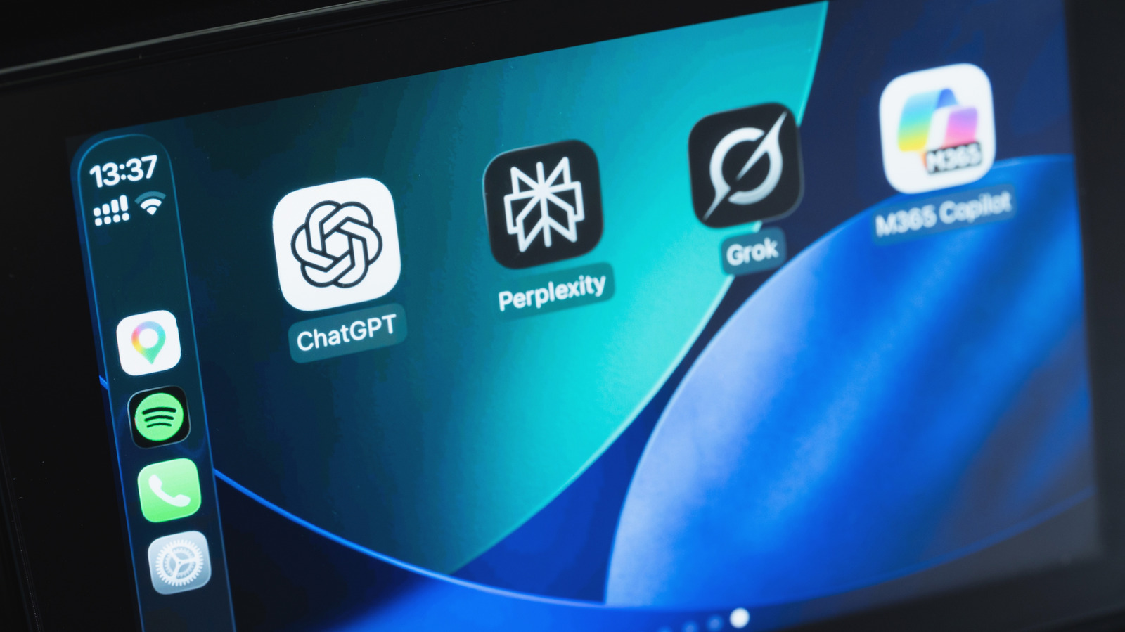 Which major chatbot apps work with CarPlay?