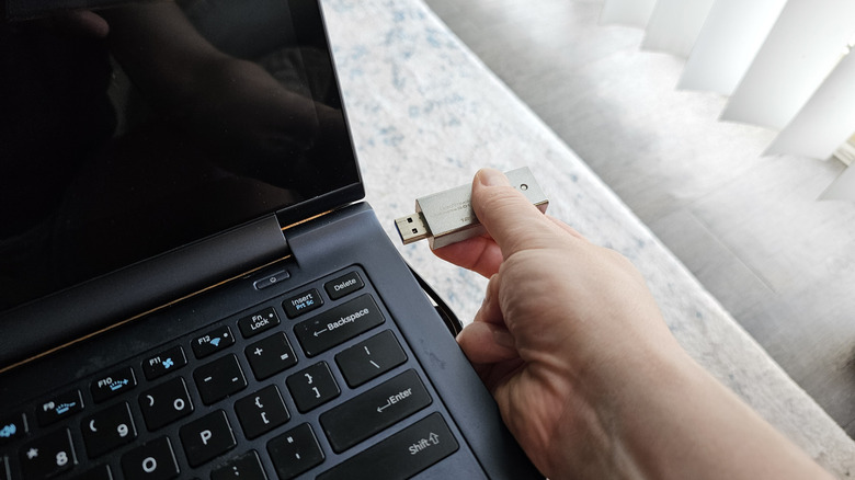 Connecting USB flash drive to laptop