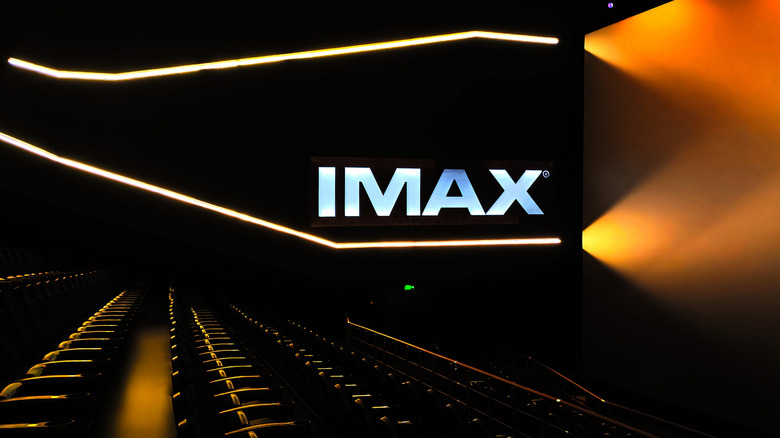 Um logotipo IMAX iluminado em uma sala de cinema.
