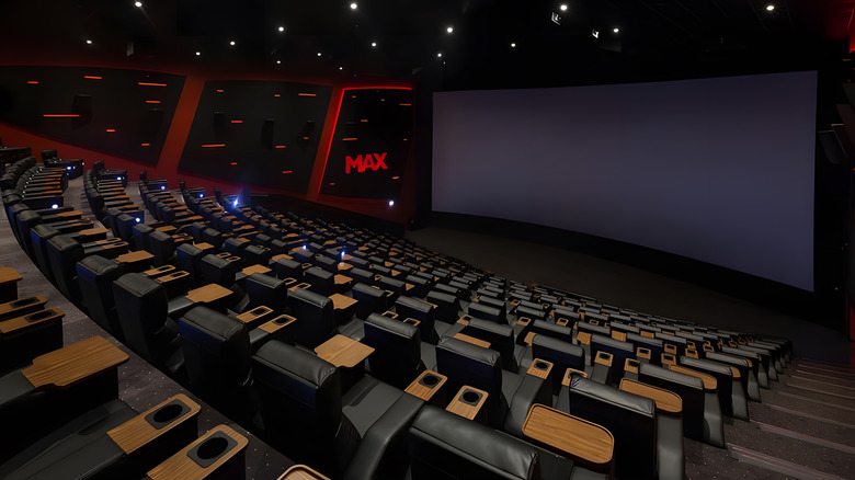 Um cinema IMAX vazio com tela e assentos.