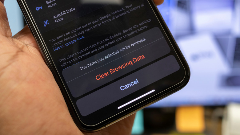 Smartphone showing a confirmation prompt to clear browsing data.