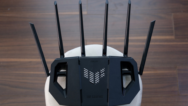 Black Asus Wi-Fi router with six vertical antennas.