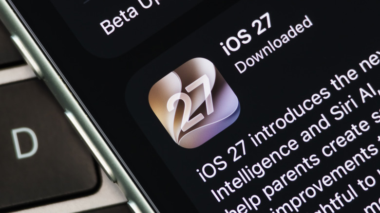Почему Apple ввела список ожидания для Siri AI в iOS 27 Экран обновления iOS 27 на смартфоне iPhone