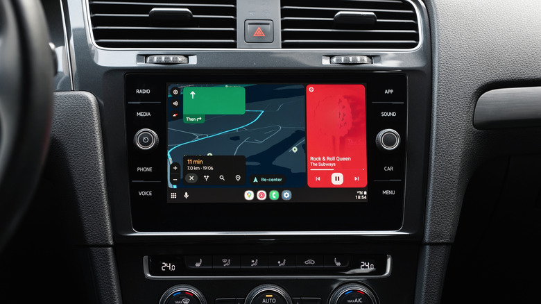 Driving with Google Maps and YouTube Music in Android Auto.