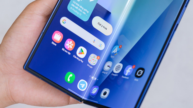 The crease visible on the Galaxy Z Fold's inner screen, held by a hand.