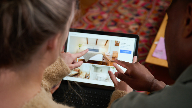 Customers on the Zillow website