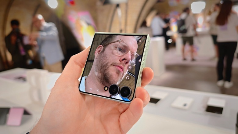 The Galaxy Z Flip 8's cover display's new Mirror Mode.