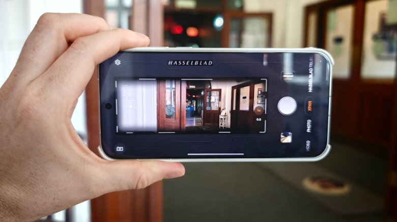 Hasselblad Xpan shooting mode on the Find X10 Pro Max.