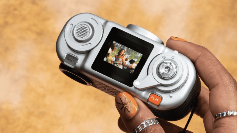 Instax Pal 2 от Fujifilm можно напрямую подключить к смартфону для передачи изображений