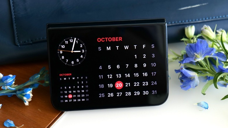 The special tabletop clock mode on the iPhone Duo.